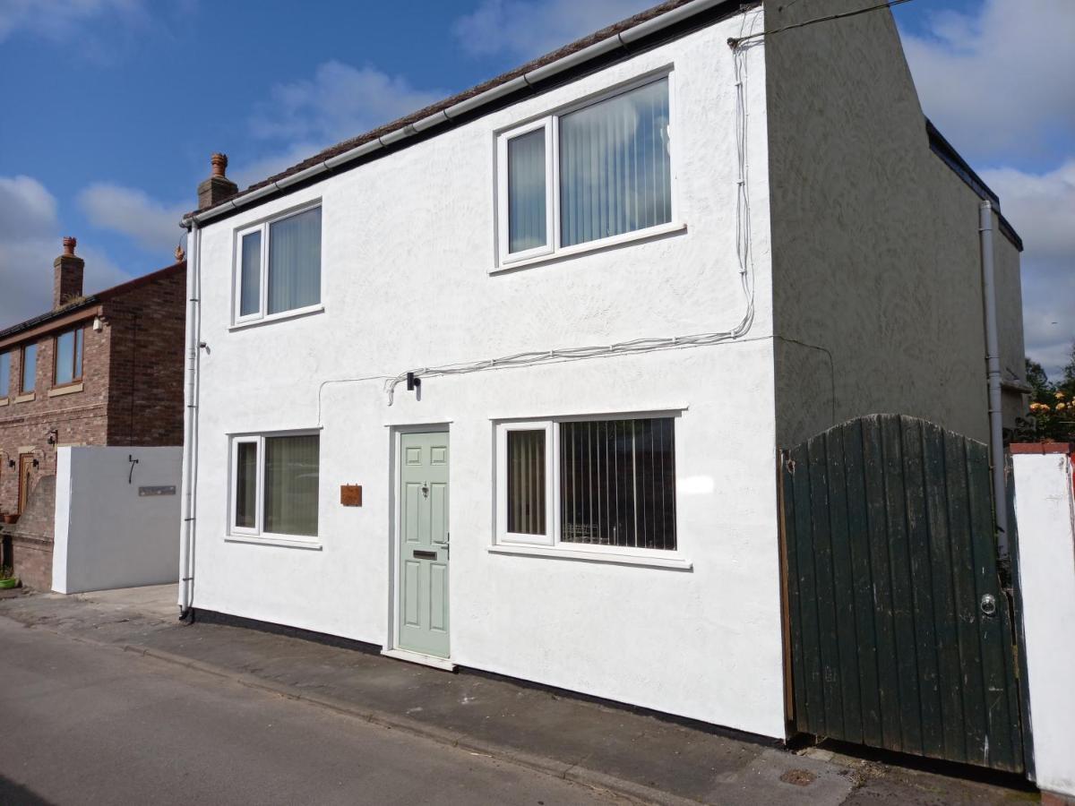 Pet Friendly Beautiful Detached Cottage Close To Spurn Point, Easington And Withersea Kingston upon Hull Bagian luar foto